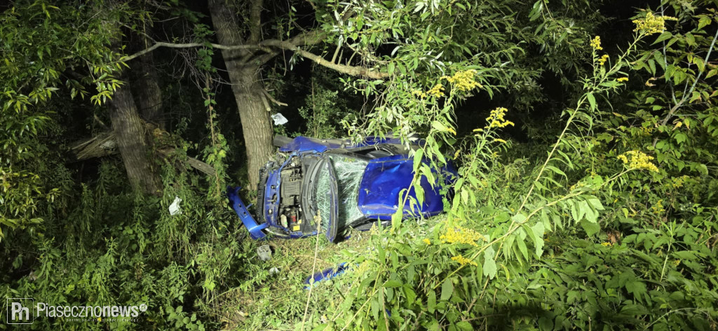 Auto spadło z nasypu