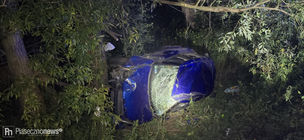 Auto spadło z nasypu