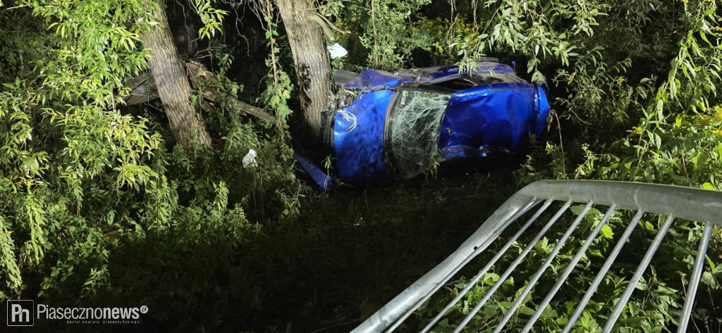 Auto spadło z nasypu
