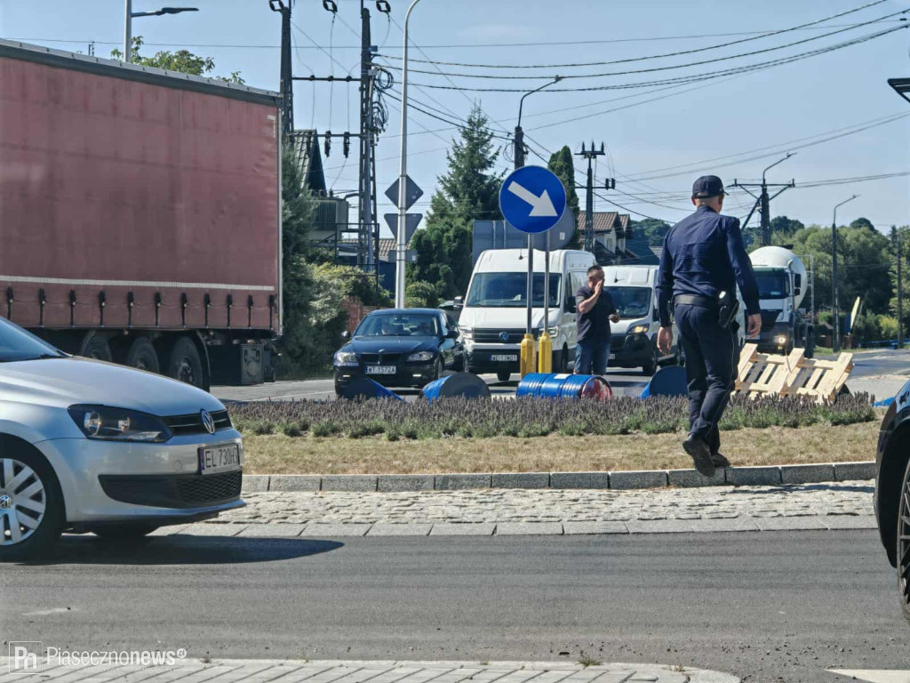 Rondo zablokowane! Z auta spadło 8 beczek