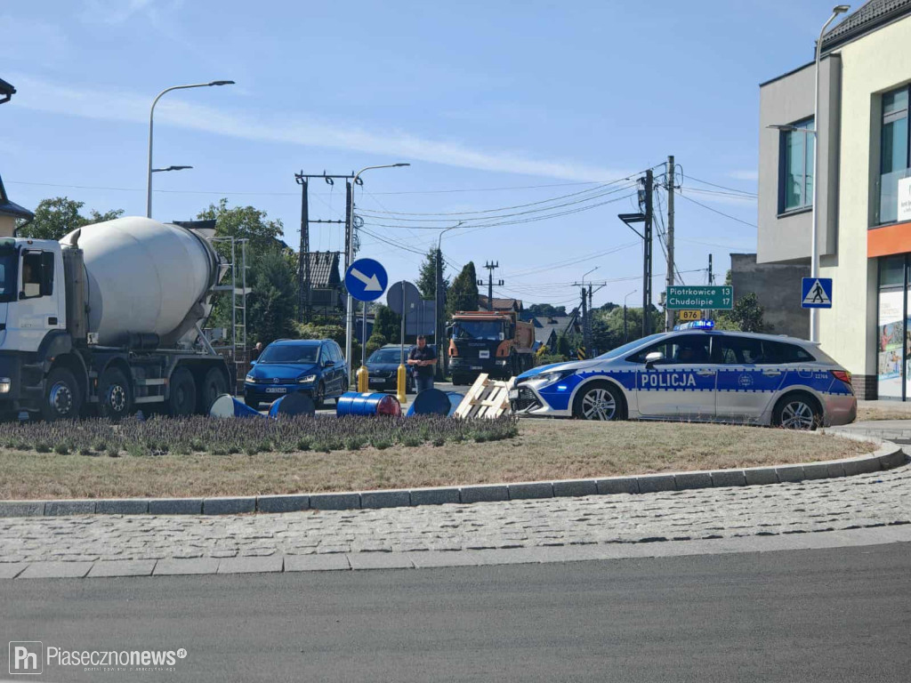 Rondo zablokowane! Z auta spadło 8 beczek