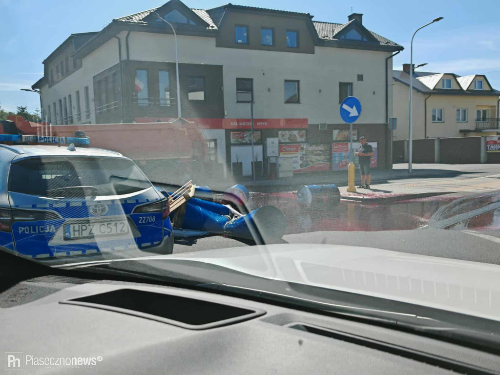 Rondo zablokowane! Z auta spadło 8 beczek