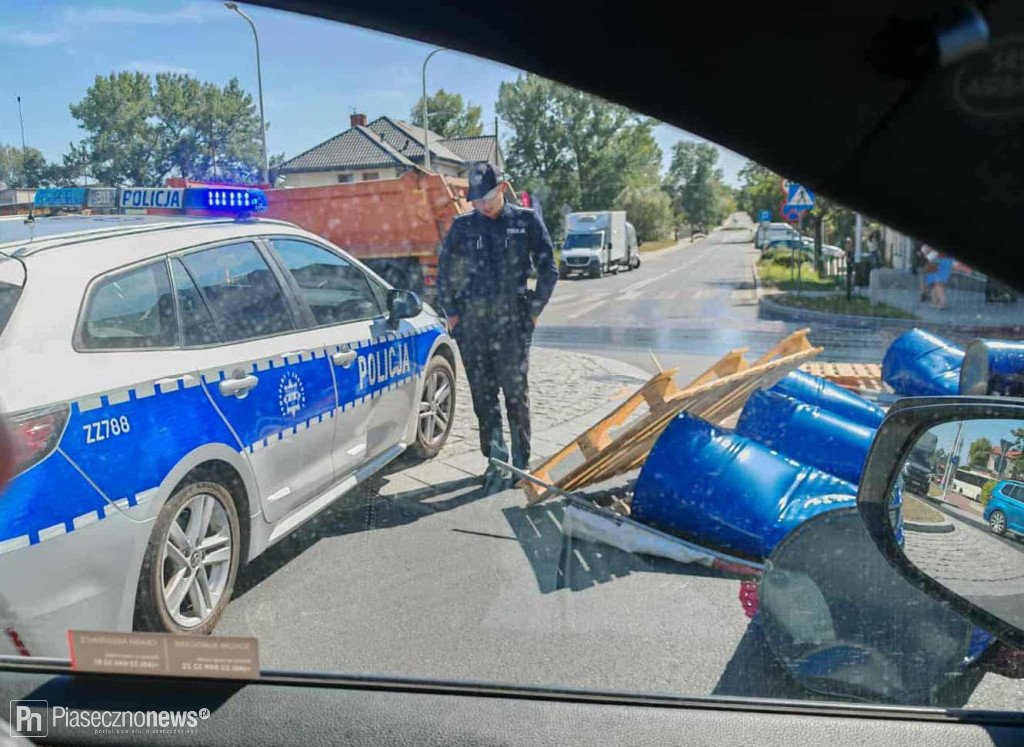 Rondo zablokowane! Z auta spadło 8 beczek