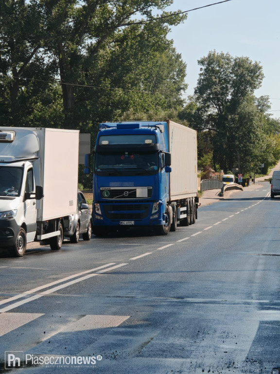 Rondo zablokowane! Z auta spadło 8 beczek