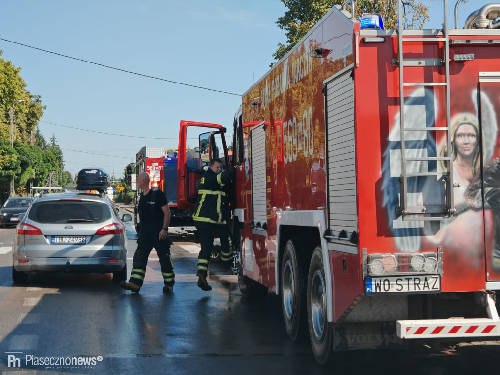 Rondo zablokowane! Z auta spadło 8 beczek