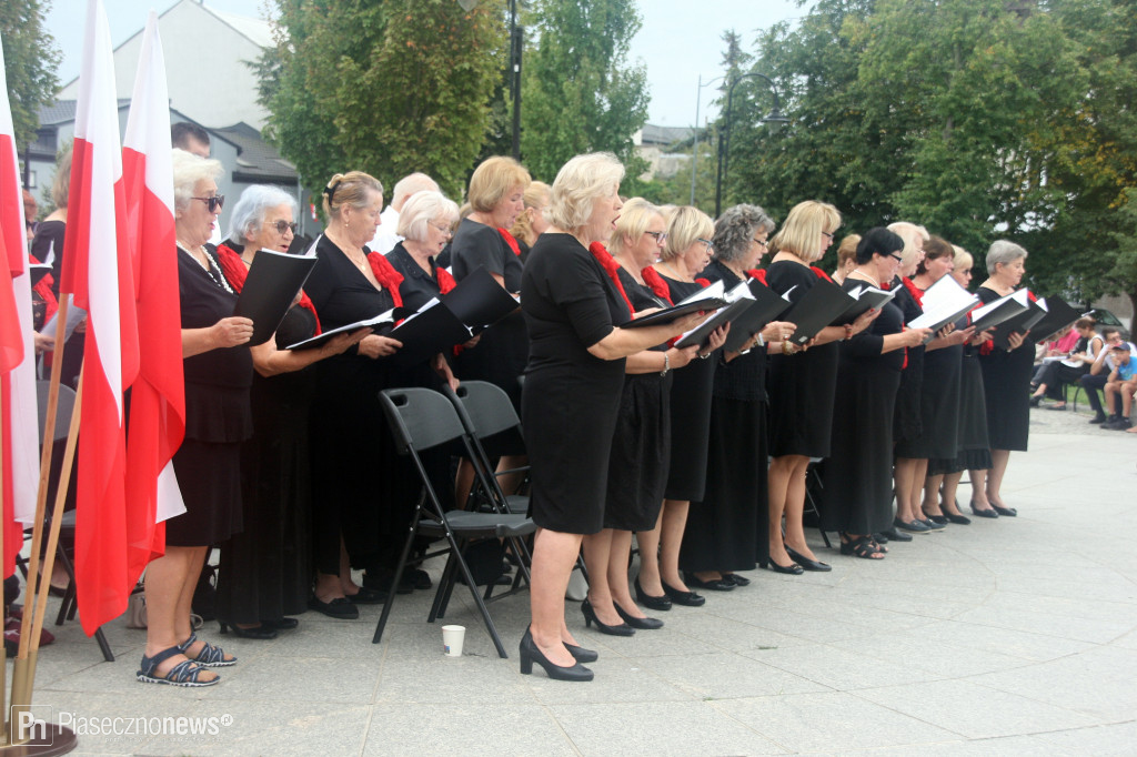 Patriotyczne śpiewanie na Skwerze Kisiela