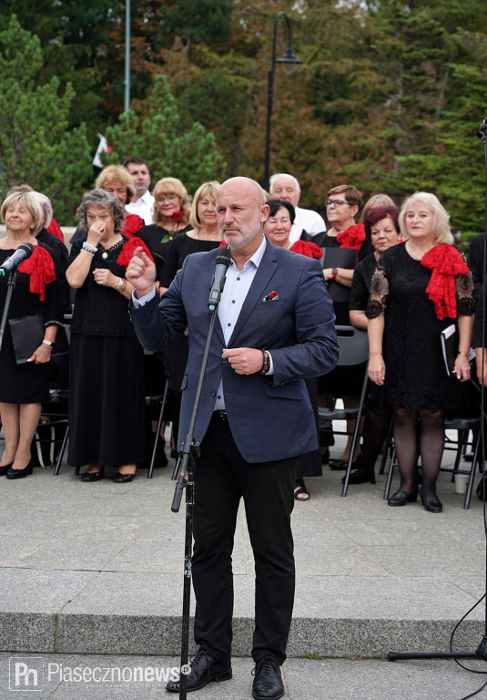 Patriotyczne śpiewanie na Skwerze Kisiela
