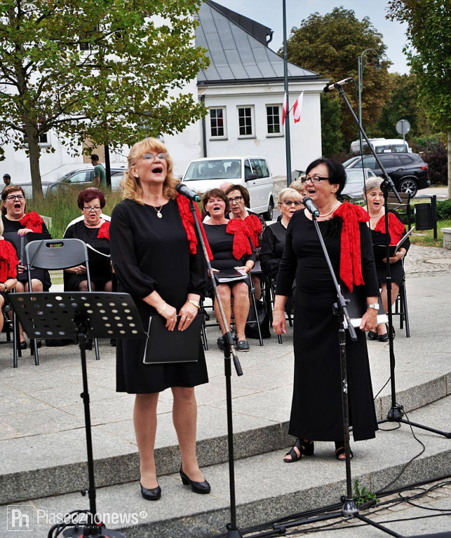 Patriotyczne śpiewanie na Skwerze Kisiela