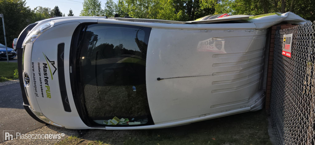 Toyota przewróciła się na bok