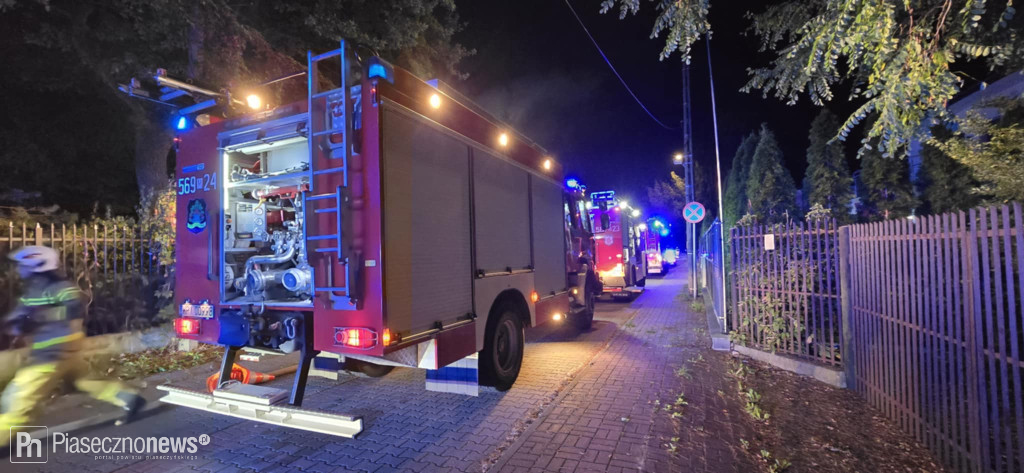 Pożar drewnianego domu. Trwa akcja gaśnicza