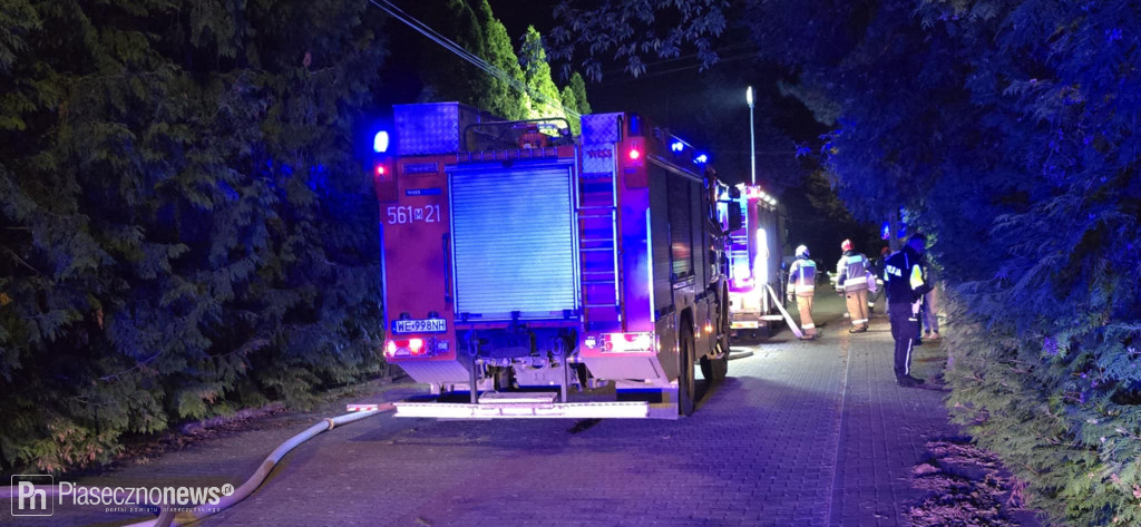 Pożar drewnianego domu. Trwa akcja gaśnicza
