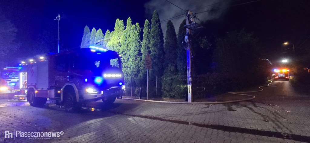 Pożar drewnianego domu. Trwa akcja gaśnicza