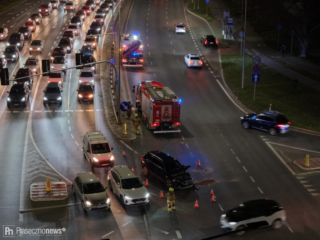 Po dwóch kolizjach porzucili auto i uciekli