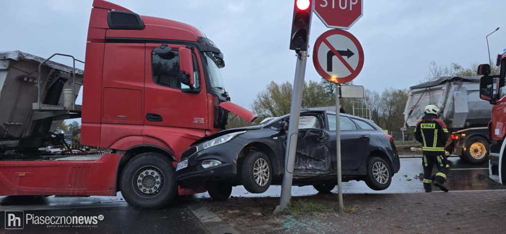 Przygwoździł go do słupa sygnalizacji świetlnej