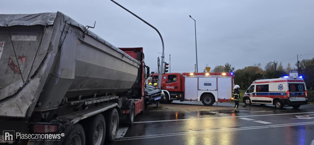 Przygwoździł go do słupa sygnalizacji świetlnej