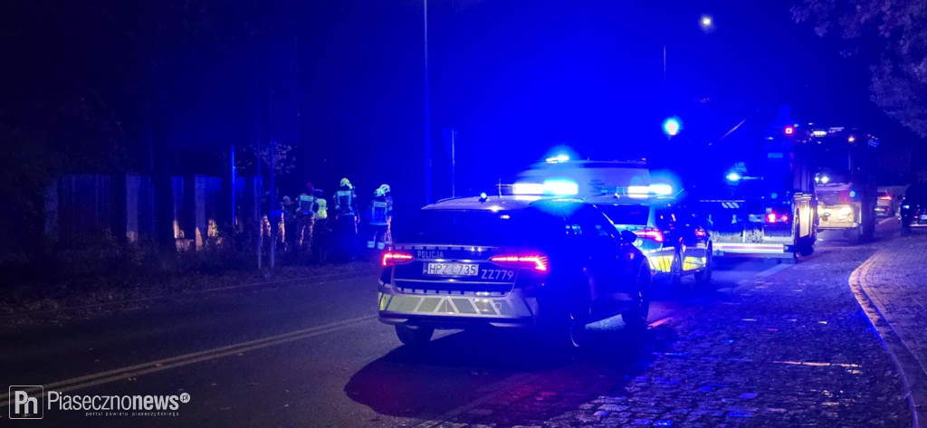 Zapatrzył się w telefon i wszedł pod samochód