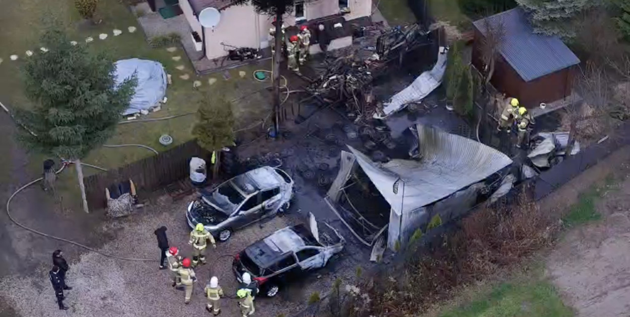 Spłonęły dwa samochody i garaż