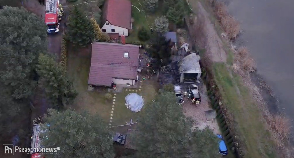 Spłonęły dwa samochody i garaż