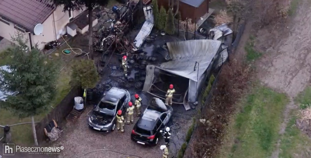 Spłonęły dwa samochody i garaż