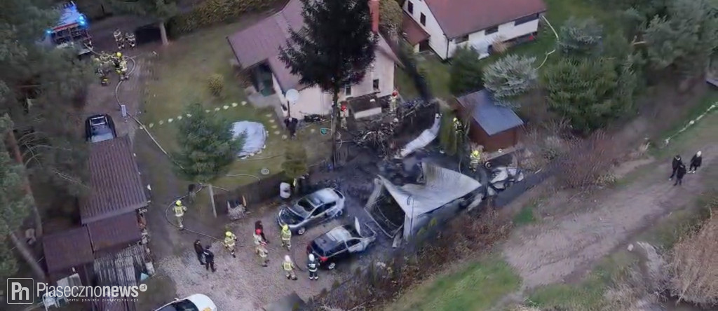 Spłonęły dwa samochody i garaż