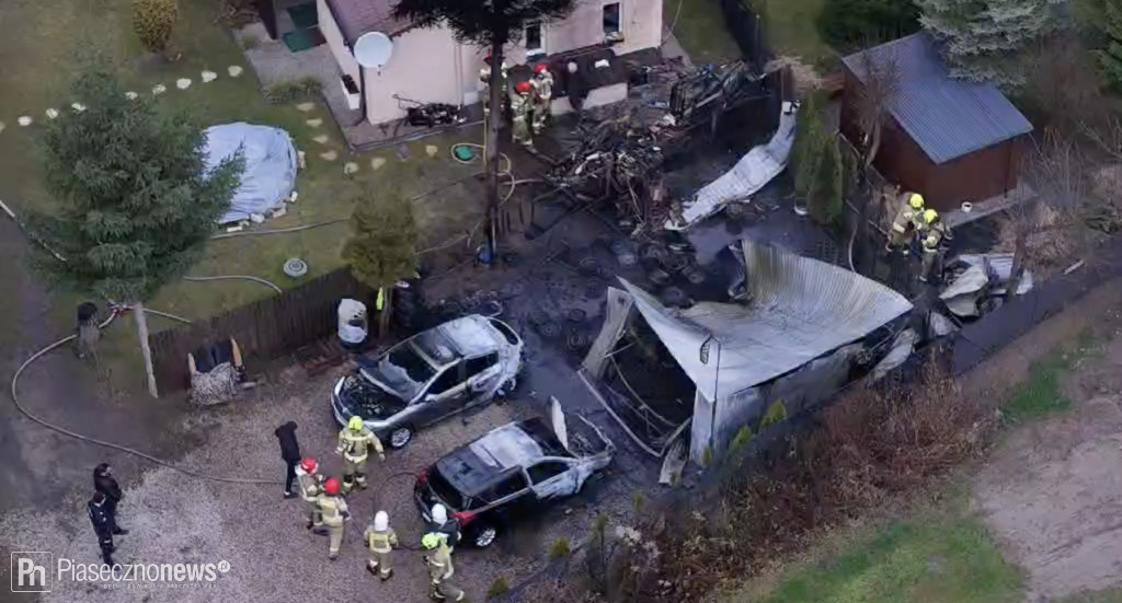 Spłonęły dwa samochody i garaż