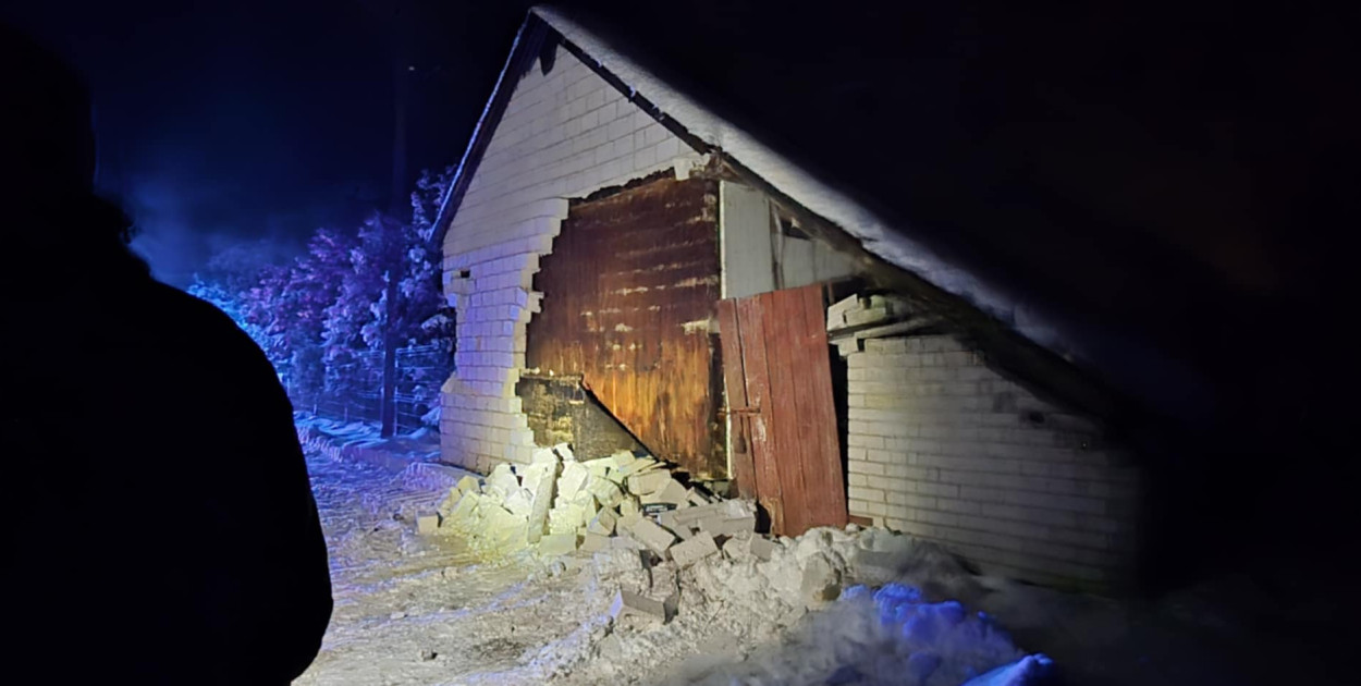 Podczas odśnieżania uszkodził ścianę budynku