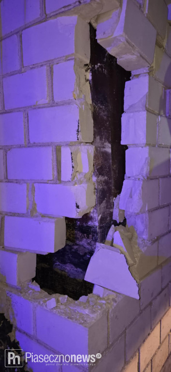 Podczas odśnieżania uszkodził ścianę budynku