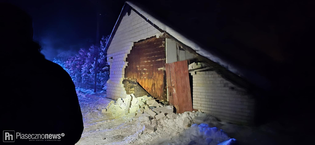 Podczas odśnieżania uszkodził ścianę budynku