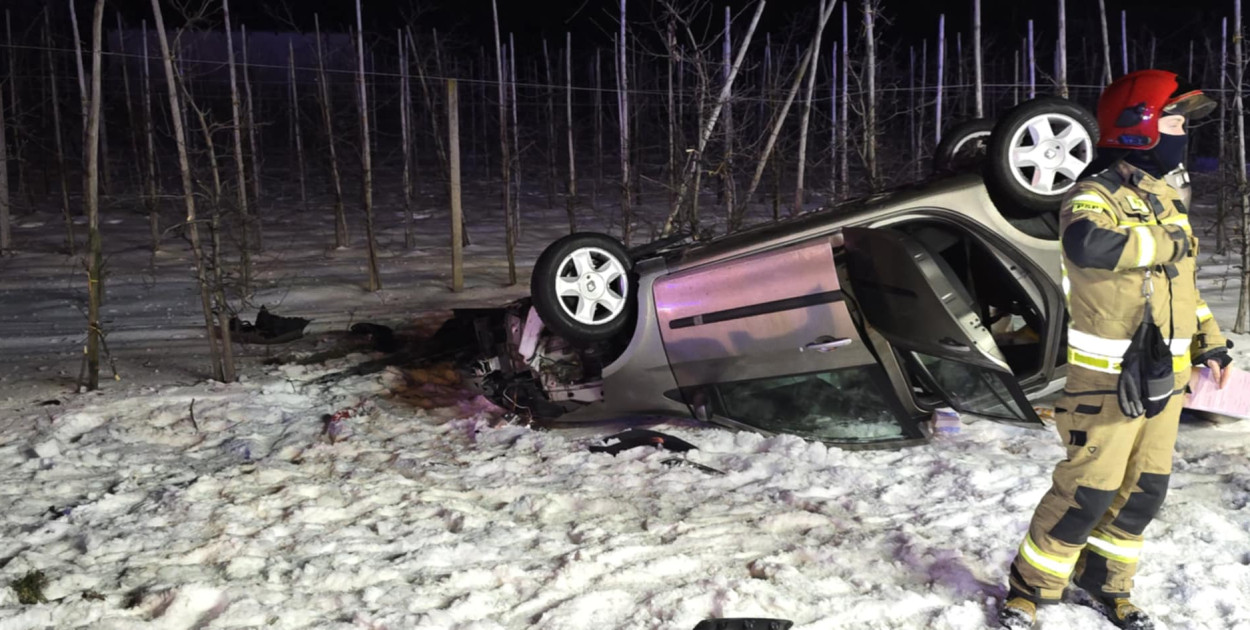 Uderzył w przystanek i dachował