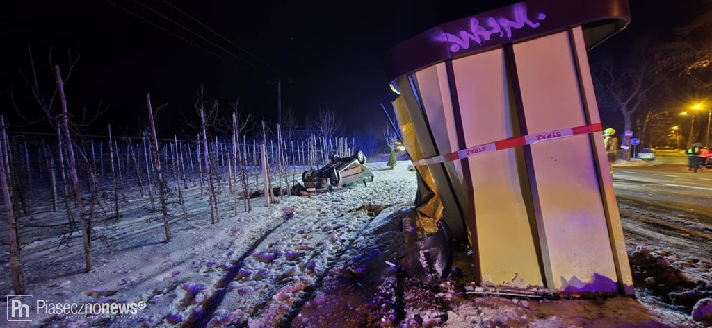 Uderzył w przystanek i dachował