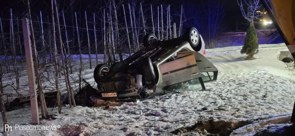 Uderzył w przystanek i dachował