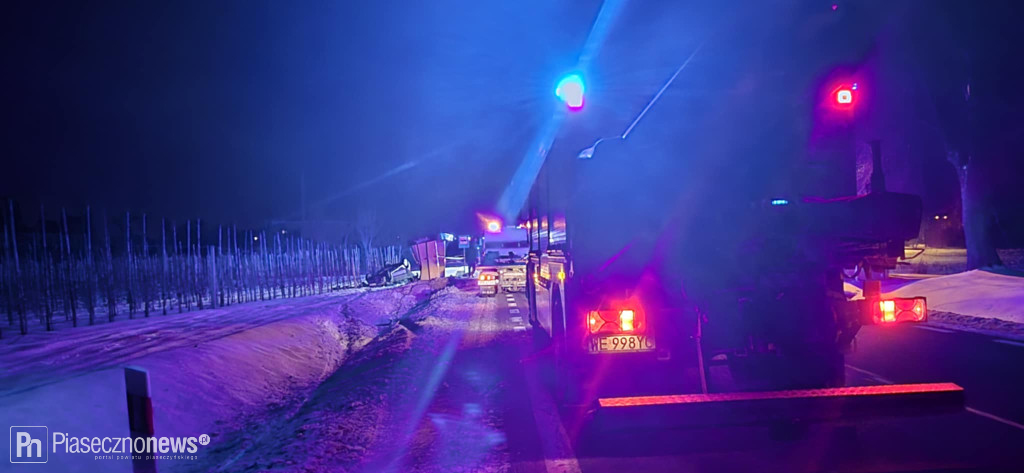 Uderzył w przystanek i dachował