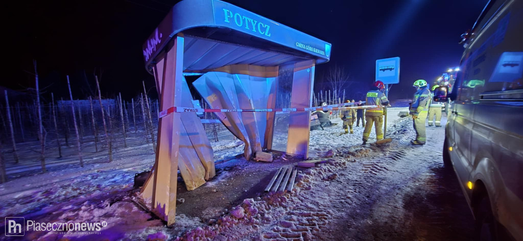 Uderzył w przystanek i dachował