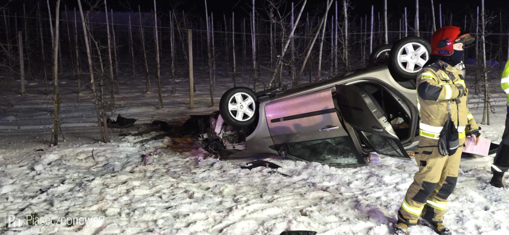 Uderzył w przystanek i dachował