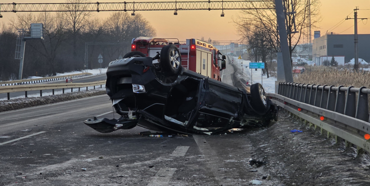 Zderzenie dwóch Fordów. Jeden samochód dachował