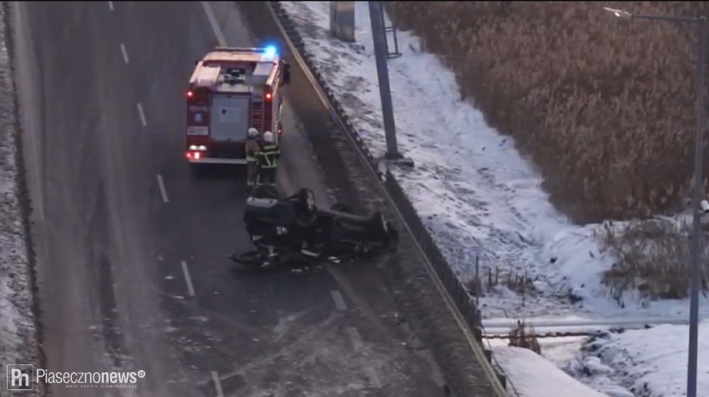 Zderzenie dwóch Fordów. Jeden samochód dachował