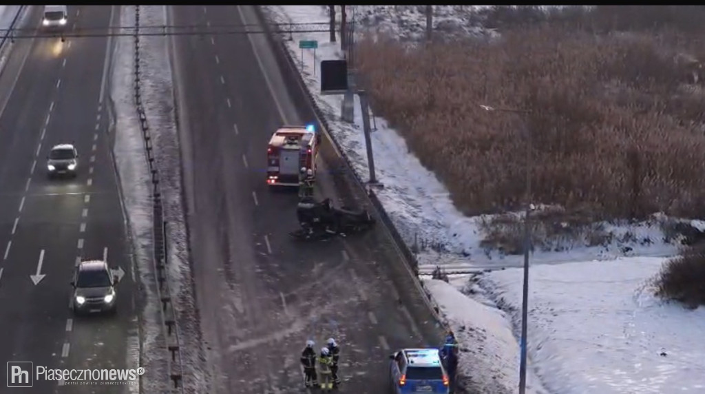 Zderzenie dwóch Fordów. Jeden samochód dachował