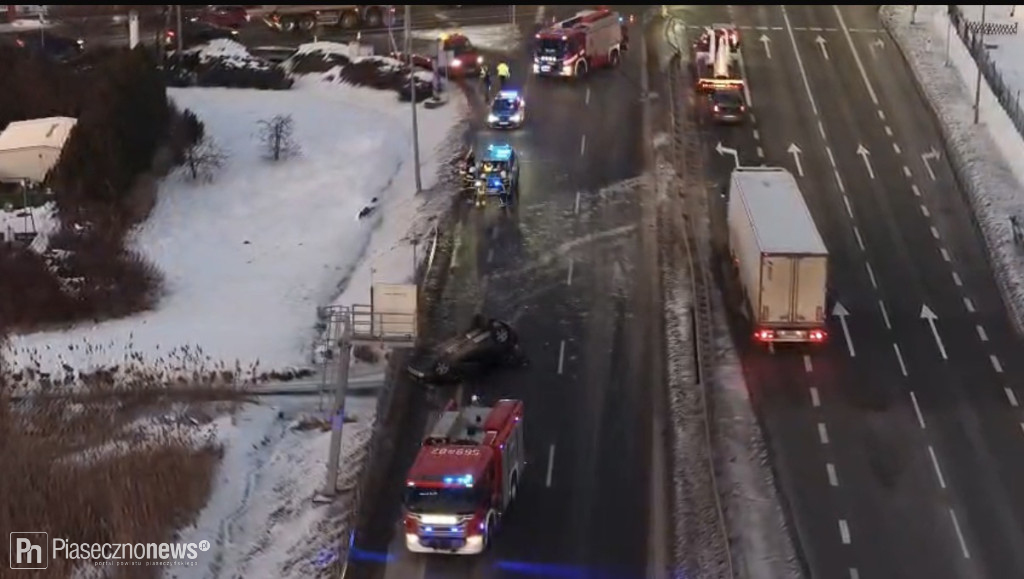 Zderzenie dwóch Fordów. Jeden samochód dachował