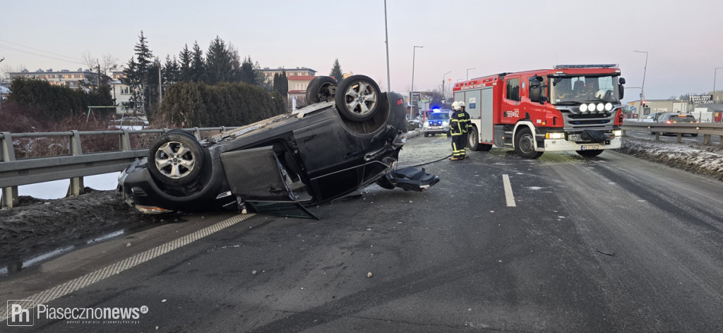 Zderzenie dwóch Fordów. Jeden samochód dachował