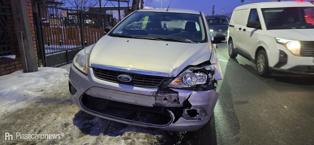 Zderzenie dwóch Fordów. Jeden samochód dachował