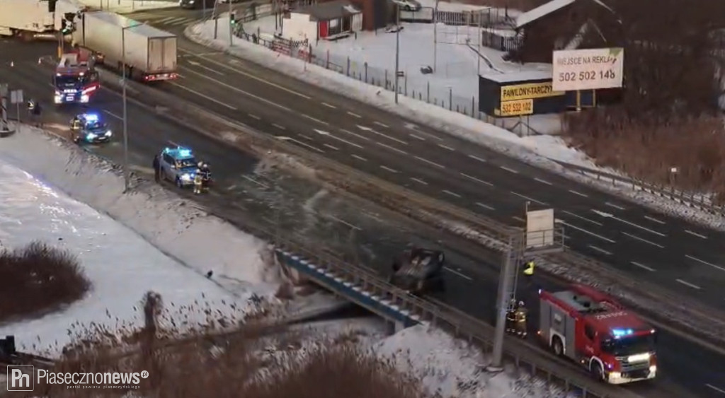 Zderzenie dwóch Fordów. Jeden samochód dachował
