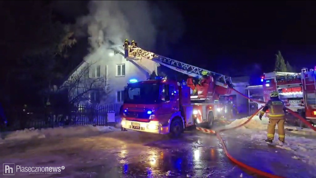 8 zastępów straży pożarnej gasiło pożar domu