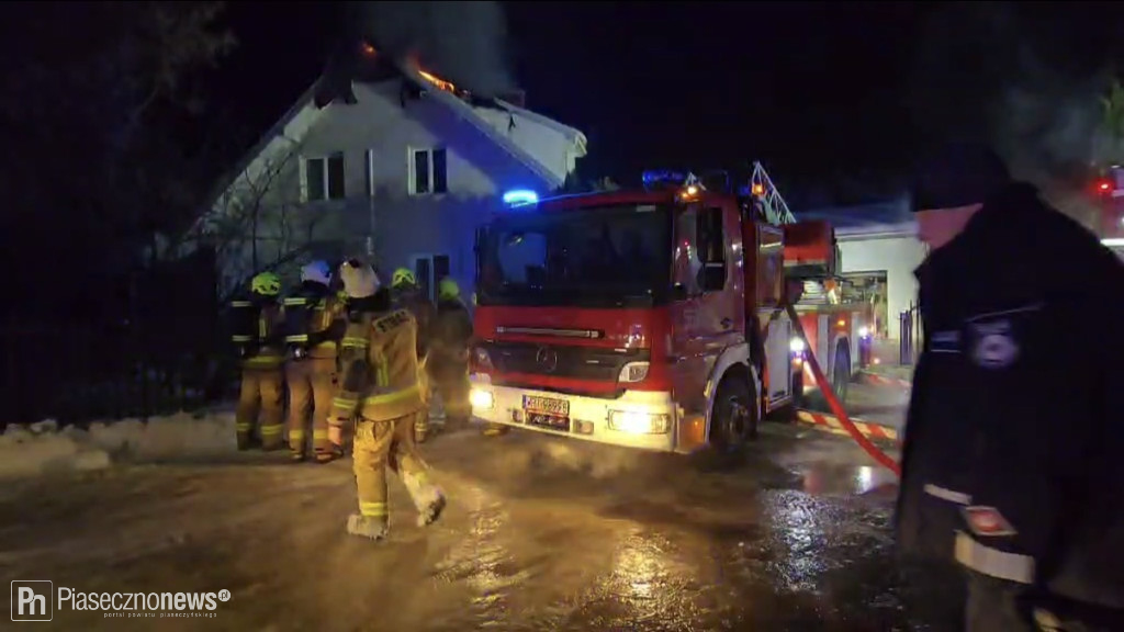8 zastępów straży pożarnej gasiło pożar domu