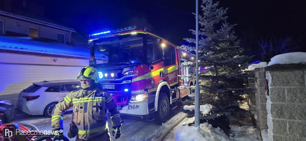 8 zastępów straży pożarnej gasiło pożar domu