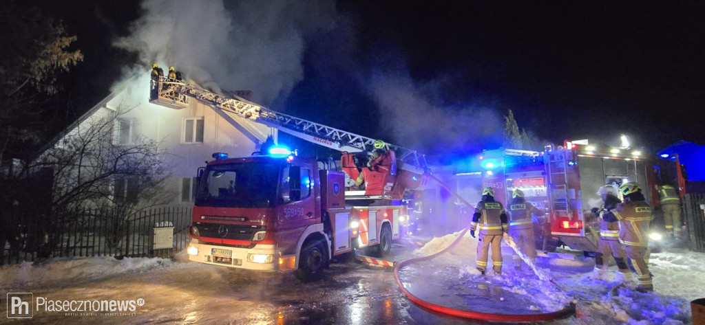 8 zastępów straży pożarnej gasiło pożar domu