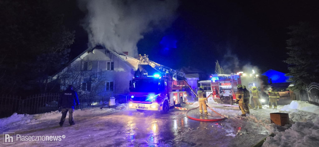 8 zastępów straży pożarnej gasiło pożar domu