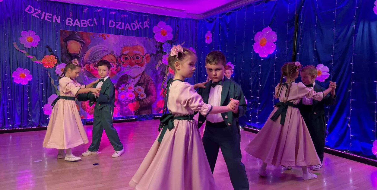 W przedszkolu muzycznym „Bajka” odbył się wyjątkowy spektakl z okazji Dnia Babci i Dziadka w wykonaniu 6-latków