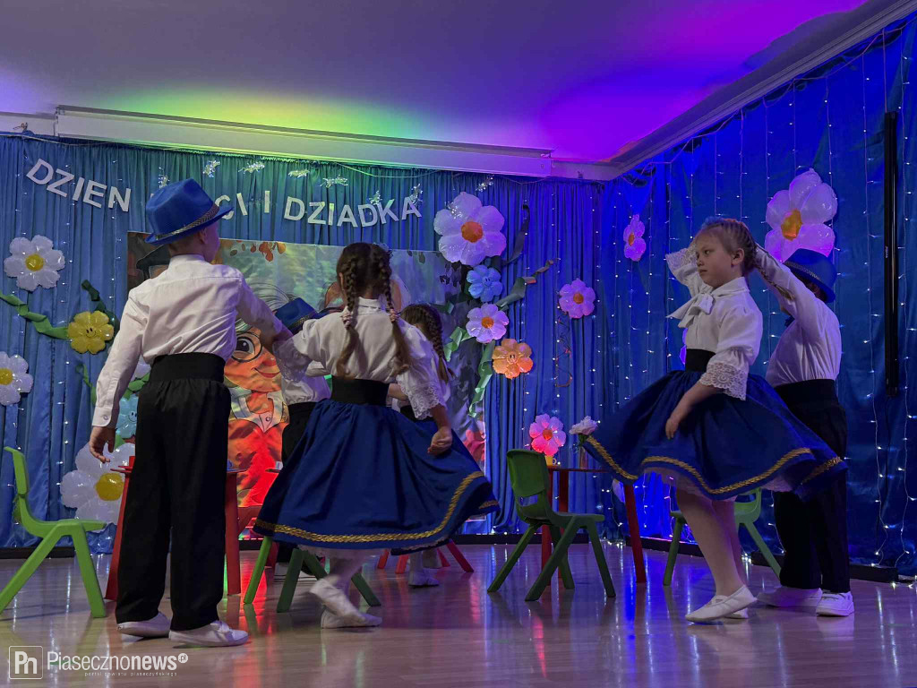 W przedszkolu muzycznym „Bajka” odbył się wyjątkowy spektakl z okazji Dnia Babci i Dziadka w wykonaniu 6-latków