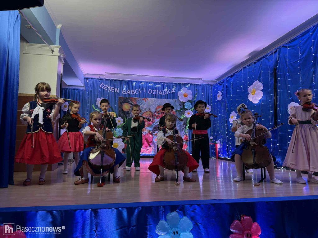 W przedszkolu muzycznym „Bajka” odbył się wyjątkowy spektakl z okazji Dnia Babci i Dziadka w wykonaniu 6-latków