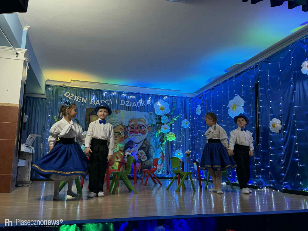 W przedszkolu muzycznym „Bajka” odbył się wyjątkowy spektakl z okazji Dnia Babci i Dziadka w wykonaniu 6-latków